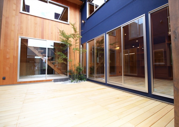   株式会社 沢野建設工房の施工事例 天然木が香る、藍（あお）い家。