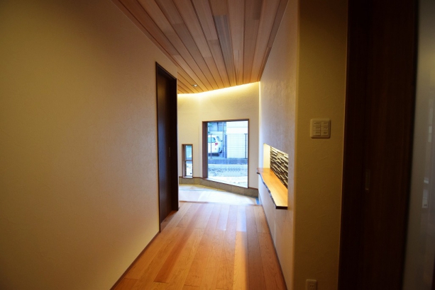 杉板貼りの天井が美しい玄関