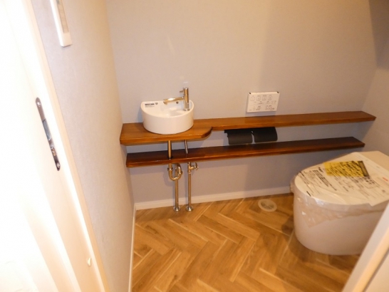 造作の手洗い台と小物置き場が便利です　床のヘリンボーン柄も素敵ですね