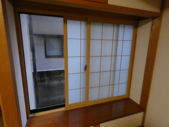シングルガラス窓にインナーサッシを付けて窓からの熱損失を少なくしましたので、外気温に影響されない暖かい部屋になりました。