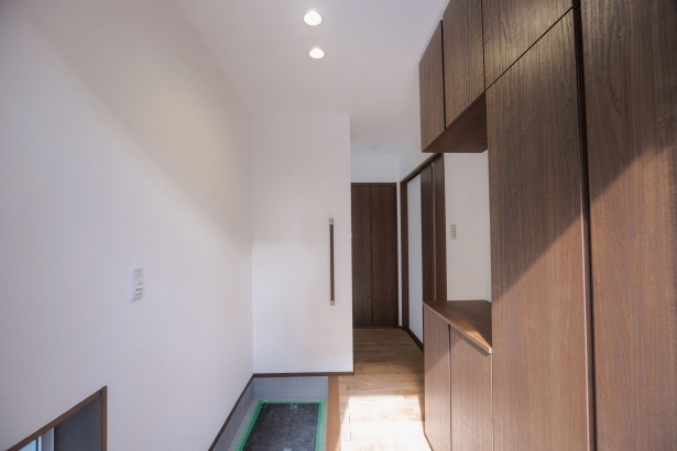 玄関 タカノホーム株式会社｜自然素材の家の施工事例 色と温度を感じる家
