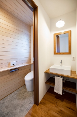 トイレ横の手洗いスペースは、木でおしゃれに演出しながらも飽きのこないスッキリとしたシンプルデザインに。