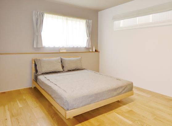 ベッド近くにちょっとした幅の棚を用意するのがオススメ。スマホや目覚ましなどのスペースを確保します。