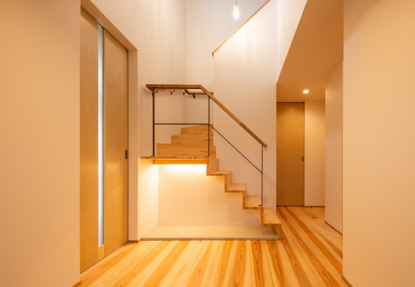 デザイン階段／デザイン階段は上部が吹抜けになっており、開放感のある空間に。 JAホーム ｜株式会社ＪＡ建設エナジー　ＪＡだから安心の新築、リノベーションの施工事例 田園風景を望むこだわりの家