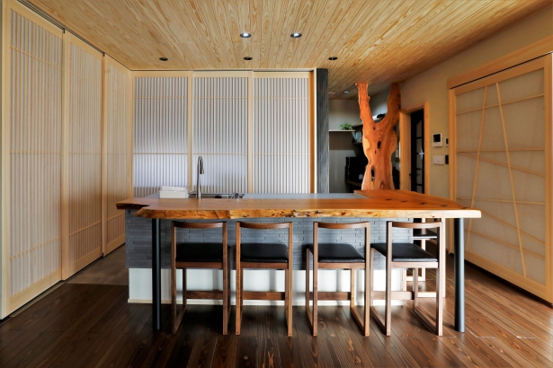 キッチン（AFTER）／無垢のダイニングカウンターと格子の扉の組み合わせが日本料亭のよう JAホーム ｜株式会社ＪＡ建設エナジー　ＪＡだから安心の新築、リノベーションの施工事例 自然素材に囲まれた高級旅館のような家