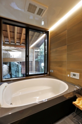 浴室（AFTER）／露天風呂を眺めることができる内風呂 JAホーム ｜株式会社ＪＡ建設エナジー　ＪＡだから安心の新築、リノベーションの施工事例 自然素材に囲まれた高級旅館のような家