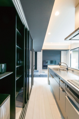 食器棚の黒い扉を締めれば、冷蔵庫から一直線。この1ミリもズレない工夫が職人技です。 FeeL Design株式会社の施工事例 おしゃれな夫婦の希望を叶えた センスのいい快適な住まい