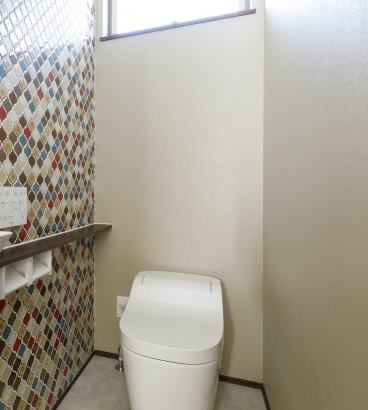 トイレは心躍るカラフルなタイルを。 西内工務店株式会社（Nishiuchikomuten Co.,Ltd.）　｜　住まう人のしあわせづくりの施工事例 菜の花みたいに明るい家　　西内工務店株式会社