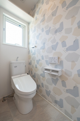 可愛い壁紙デザインのトイレ