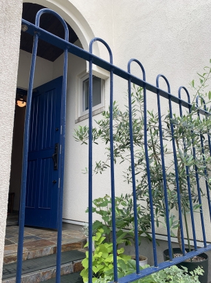   有限会社 端工務店の施工事例 青いドアの平屋のお家