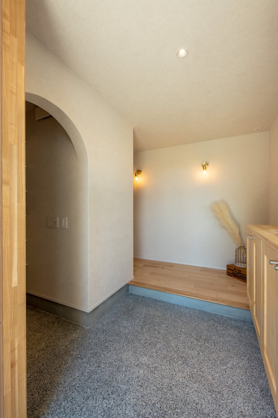玄関土間には洗い出しの玉砂利を使用しお気に入りのブラケットが玄関ホールを優しく照らします。