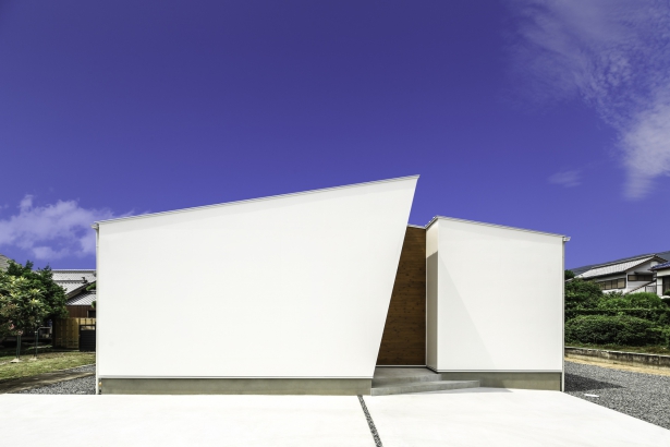   simple note 小松スタジオの施工事例 【空間の美のコントラスト】ホワイトと木板が青空に映える平屋／シンプルノート小松スタジオ