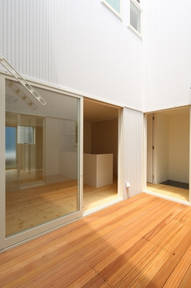   simple note 小松スタジオの施工事例 【中庭を活かした空間構成】採光とプライバシーを両立させた家／ シンプルノート小松スタジオ