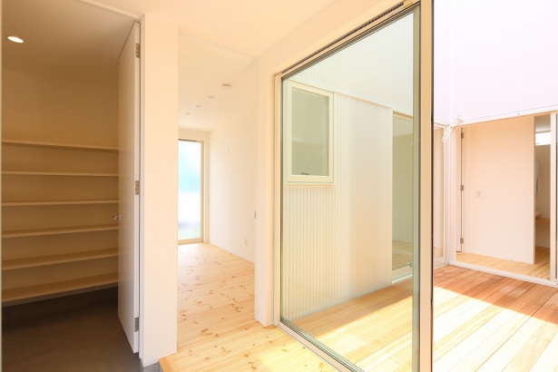   simple note 小松スタジオの施工事例 【中庭を活かした空間構成】採光とプライバシーを両立させた家／ シンプルノート小松スタジオ