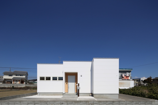青空に映える真っ白な外観デザインの平屋 シンプルノート小松スタジオ Simple Note 小松スタジオ
