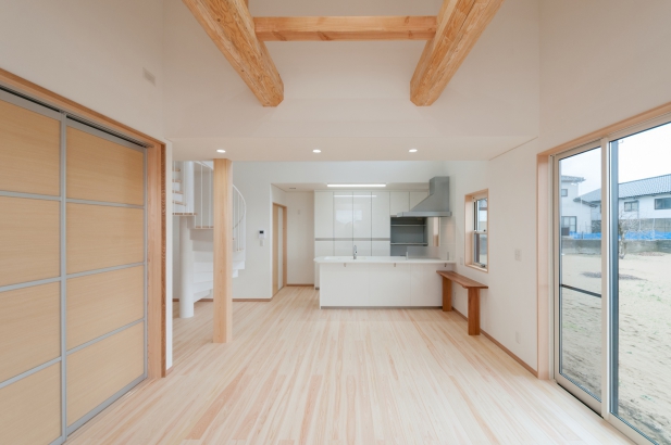 LDK1 株式会社 大島｜手頃な価格で檜の木造住宅の施工事例 リビングにらせん階段の家