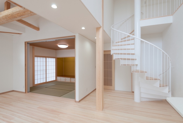 LDK2 株式会社 大島｜手頃な価格で檜の木造住宅の施工事例 リビングにらせん階段の家