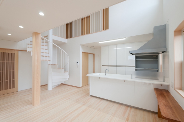 LDK3 株式会社 大島｜手頃な価格で檜の木造住宅の施工事例 リビングにらせん階段の家