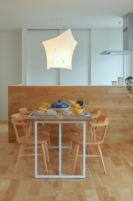 無垢素材とホワイトのシンプルな温かみのあるキッチン I LACHIC (アイラシックホーム)の施工事例 シンプルで自分らしく暮らせる快適な家