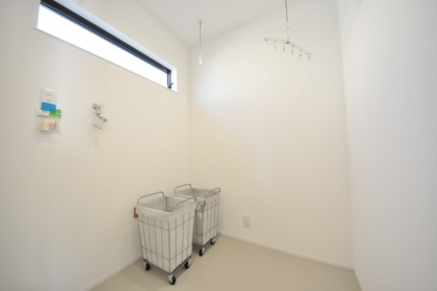 広いランドリールームでお洗濯も安心 I LACHIC (アイラシックホーム)の施工事例 憧れの平屋は、高性能住宅でエアコン1台で快適に暮らせます。