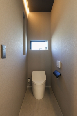 飾りタイルと間接照明で癒されるトイレ I LACHIC (アイラシックホーム)の施工事例 超高性能だからできる吹き抜けのある暮らし　小松市　注文住宅