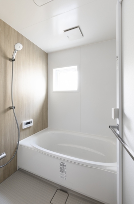 お掃除短縮できるシンプル浴槽 I LACHIC (アイラシックホーム)の施工事例 5地域G2グレード　ZEH　平屋＋α