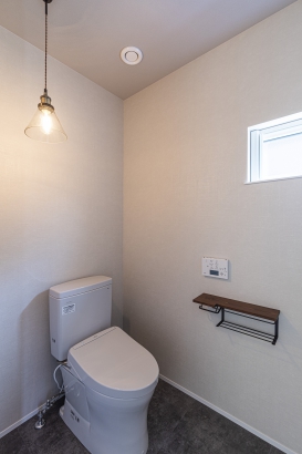 耐久性も考えられた便器のあるおしゃれなトイレ I LACHIC (アイラシックホーム)の施工事例 自然の光が差し込む年中快適な平屋のお家
