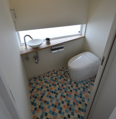 トイレの床は名古屋モザイクのコラベル