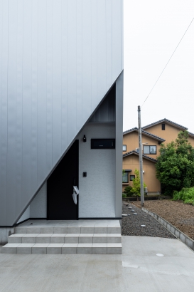 三角がスタイリッシュな玄関ポーチ LINX株式会社（リンク）  の施工事例 ＨＥＡＴ２０＜Ｇ２グレード＞ 欲張さんのコンパクト住宅