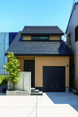 瓦屋根の大屋根と格子が美しい外観 LINX株式会社（リンク）  の施工事例 大屋根が美しい、格子が似合う和モダンの家