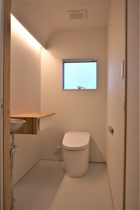 トイレ 一忠建築設計工務店の施工事例 天窓四連窓の家