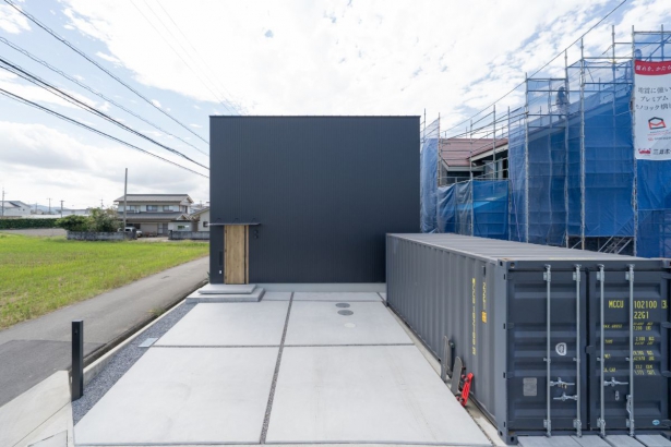   simple note 金沢北スタジオの施工事例 ネイビーのガルバリウムがカッコイイお家／シンプルノート