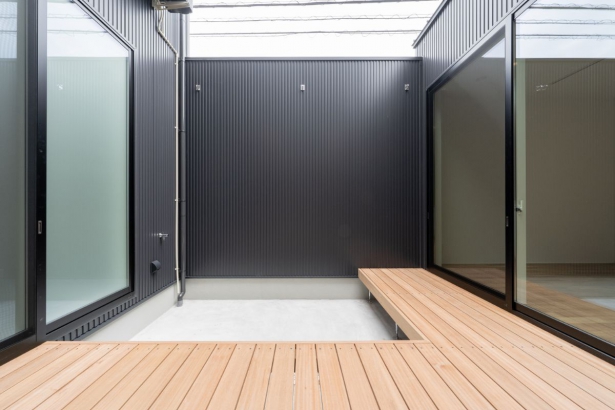   simple note 金沢北スタジオの施工事例 ネイビーのガルバリウムがカッコイイお家／シンプルノート
