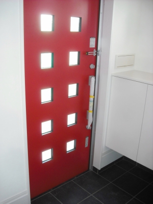 真っ赤な玄関ドア