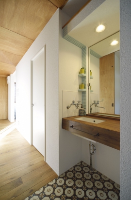 洗面ルーム 株式会社　シィー・プランニングの施工事例 薪ストーブを中心とした回廊式の家。