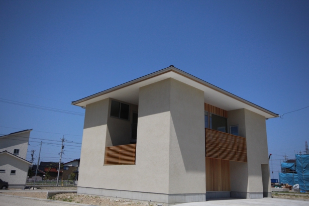 塗り壁と格子 株式会社 済田工務店の施工事例 三つのデッキがある杜の家