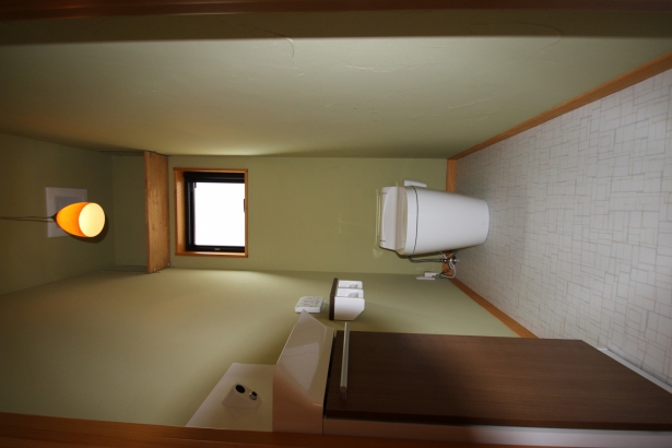 インパクトのある照明のトイレ。  株式会社 イングの施工事例 格子戸の町家風二世帯住宅 | 小松市 マイホーム 建築事例