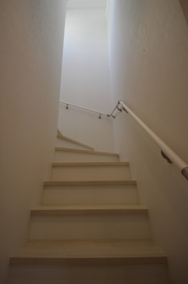 暗くなりがちの階段も明るく  株式会社 イングの施工事例 白と黒を基調とした、シンプルモダンの家