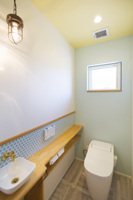 かわいいタイルとカラフルなクロスがかわいいトイレ。  株式会社 イングの施工事例 ポップでカラフルなデザインのナチュラルハウス