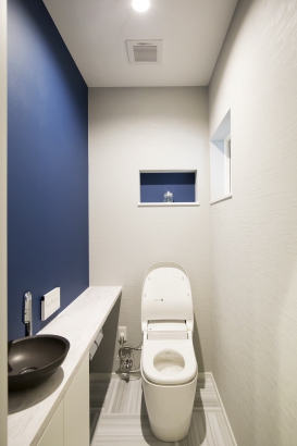トイレもツートンカラー  株式会社 イングの施工事例 ツートンカラーがマッチする家