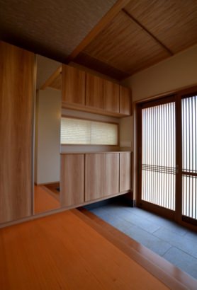 落ち着いた雰囲気の和風玄関 住樂工房  JURAKU  |  石川県小松市でデザインと品質にこだわった住宅づくりの施工事例 終の棲家の和風住宅