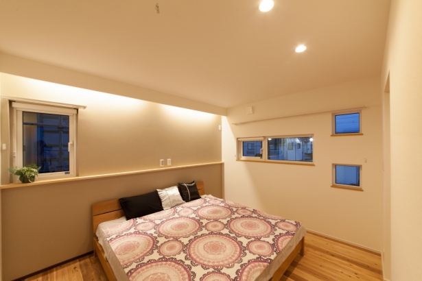 主寝室はゆっくり休めるよう間接照明や杉のムク材を使用