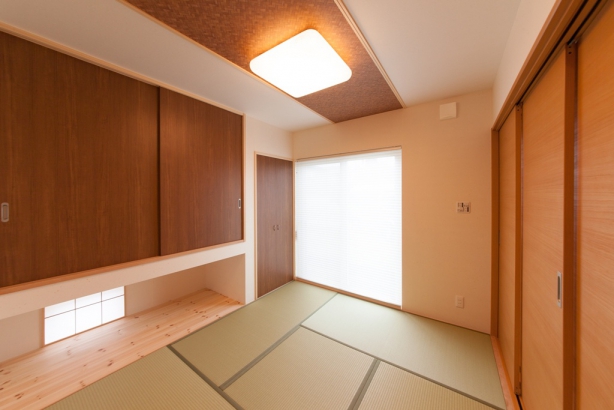 玄関にもつながる和室はリビング横に配置し、建具で仕切れば独立した客間として使えます。 石川県 金沢市 省エネ住宅・注文住宅|セイダイハウジング ミライロ株式会社（セイダイグループ）の施工事例 のんびりとした時間を過ごせる テラスと和風寝室のある住まい