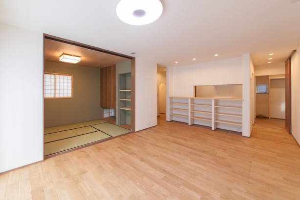 壁の一部をくりぬいたようなデザインでつながるキッチンとリビング。 石川県 金沢市 省エネ住宅・注文住宅|セイダイハウジング ミライロ株式会社（セイダイグループ）の施工事例 ママ目線の回遊動線で使いやすい自然素材たっぷりの高性能な家