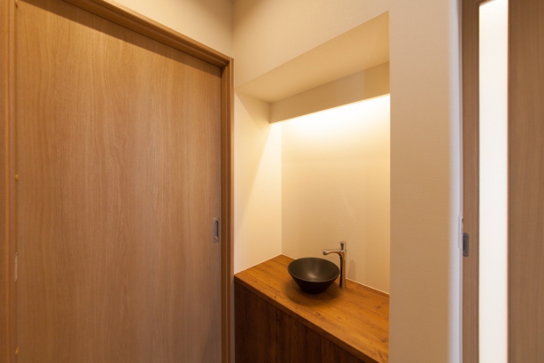 玄関ホールにもうけた便利な手洗い。間接照明で雰囲気のある空間に。 石川県 金沢市 省エネ住宅・注文住宅|セイダイハウジング ミライロ株式会社（セイダイグループ）の施工事例 ひろびろリビングとファミリースペースが家族をつなぐスキップフロアの家