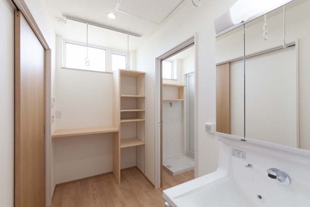 キッチンからもアクセスの良いサンルームは、洗面室と一体となっています。 石川県 金沢市 省エネ住宅・注文住宅|セイダイハウジング ミライロ株式会社（セイダイグループ）の施工事例 ひろびろリビングとファミリースペースが家族をつなぐスキップフロアの家