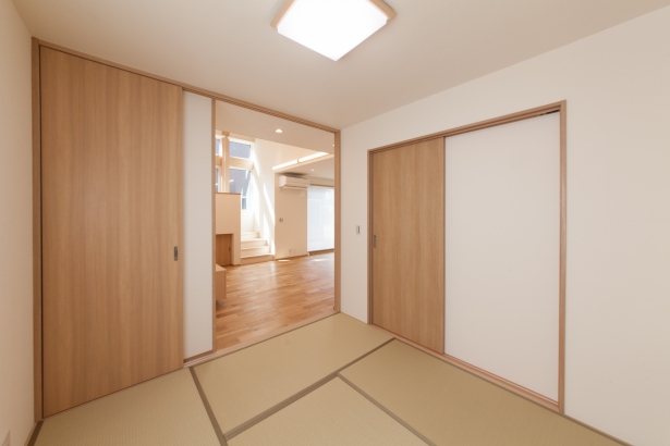 リビングと隣接する和室は、吊押入れと下がり壁で明るく爽やかな空間に。 石川県 金沢市 省エネ住宅・注文住宅|セイダイハウジング ミライロ株式会社（セイダイグループ）の施工事例 ひろびろリビングとファミリースペースが家族をつなぐスキップフロアの家