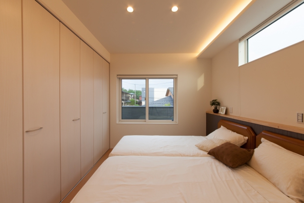 寝室にたっぷりの光をもたらす大きな開口をもうけました。屋根の上に出て布団を干すこともできます。 石川県 金沢市 省エネ住宅・注文住宅|セイダイハウジング ミライロ株式会社（セイダイグループ）の施工事例 ご家族の思いをつめこんだスタディールームとプライベートラインのある家