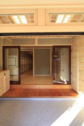   株式会社シモアラの施工事例 伝統とモダン、2つのイメージが隣り合う重厚な木造りの住まい