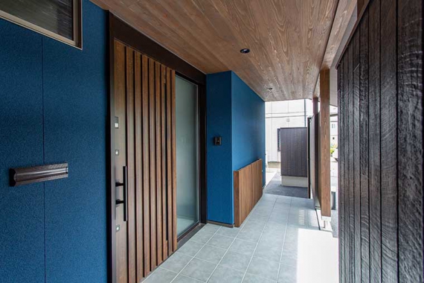   株式会社シモアラの施工事例 ネイビーの壁と木の格子が絶妙な、あたらしい和風外観の家